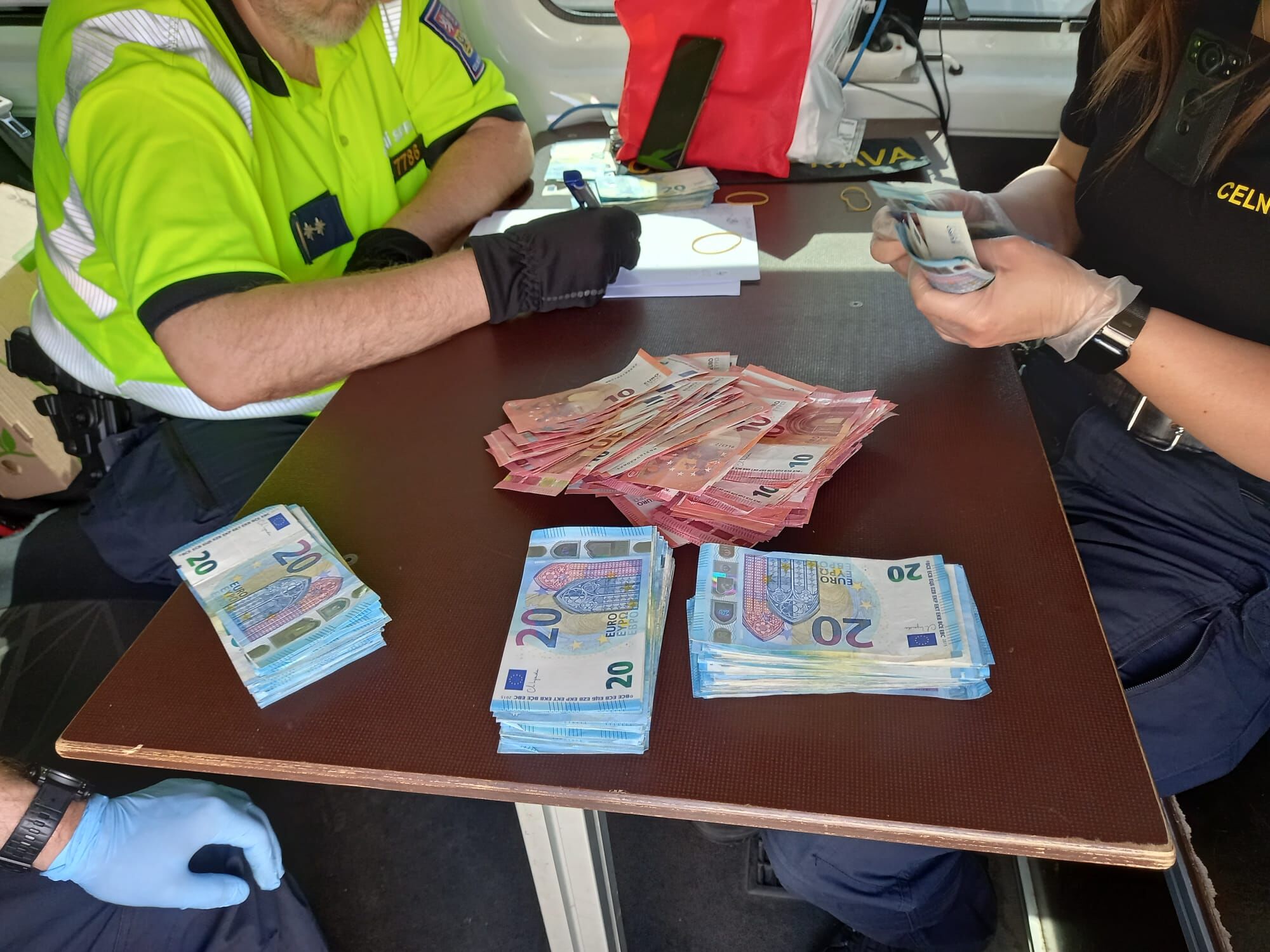 V kabině kamionu převážel řidič nebývale vysokou finanční částku