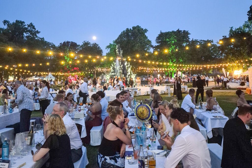 Sommerstimmung und gelebte Verbundenheit: Das Alumni-Netzwerk beim Schlossgartenfest 2026