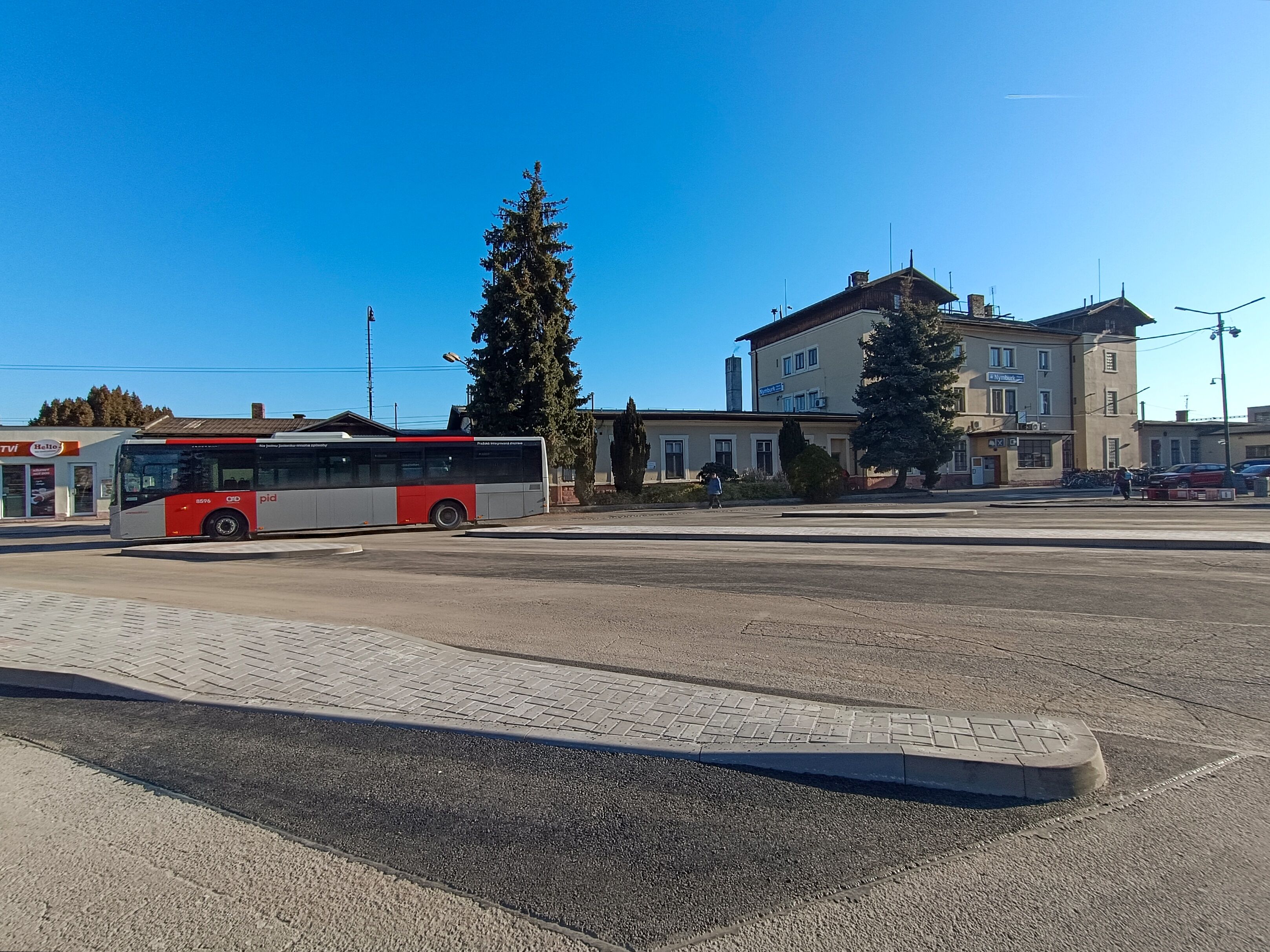 Zastávkové ostrůvky před železniční stanicí hlavního nádraží jsou opraveny dříve, než se plánovalo