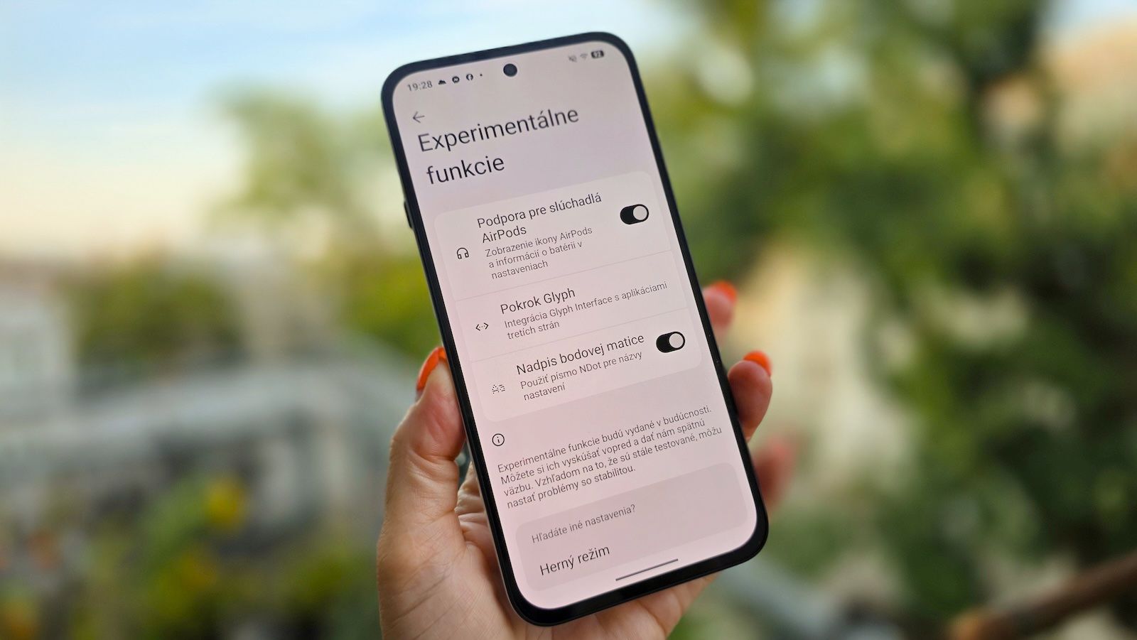 Recenzia Nothing Phone (4b): Rozumná štýlovka