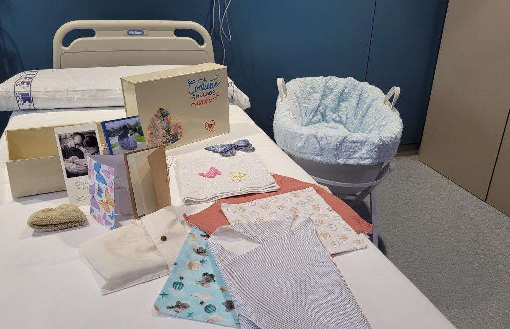 La Asociación Costuretas colabora con Valdecilla para humanizar la atención a familias en duelo perinatal y pacientes de la Unidad de Mama