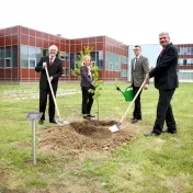 Slovinský veľvyslanec Stanislav Raščan navštívil PU, na znak priateľstva zasadil lipu