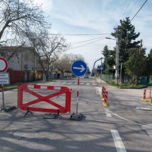 Asfaltovanie vozovky na Svätoplukovej pokračuje