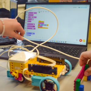 Žiaci seneckej základnej školy s VJM vytvorili jedinečnú únikovú miestnosť