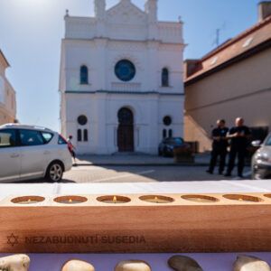 Nezabudnutí susedia: spomienka na obete holokaustu a rasového násilia