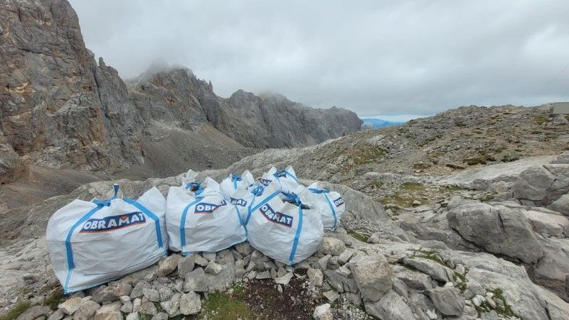 La basuraleza alcanza simas de alta montaña en Picos de Europa