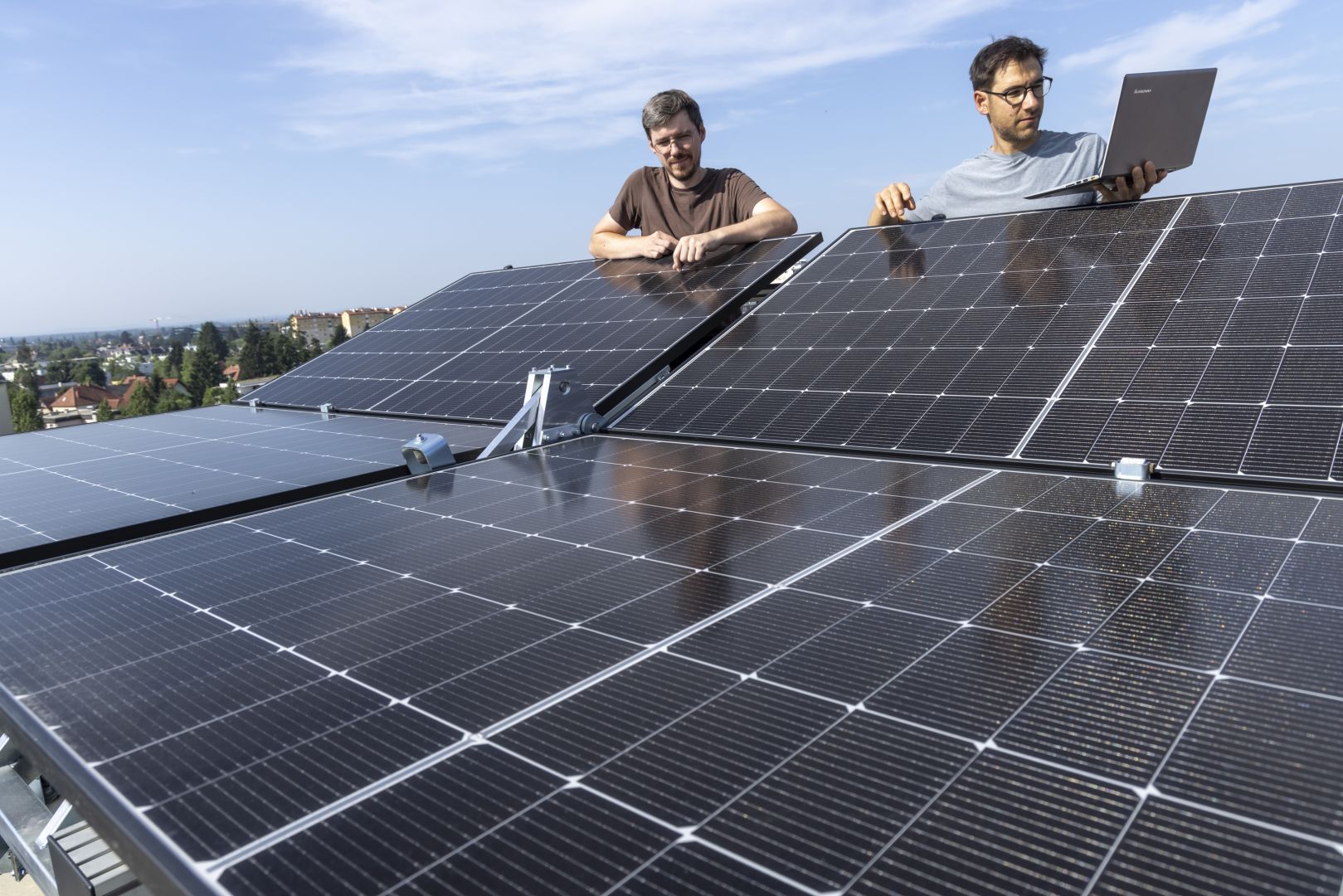 Falt- und schwenkbare Solaranlage: Mehr Stromausbeute und Schutz vor Unwetter