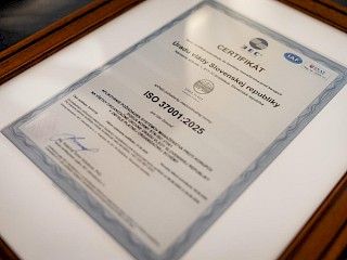 Úrad vlády SR úspešne obhájil certifikát STN ISO 37001:2026