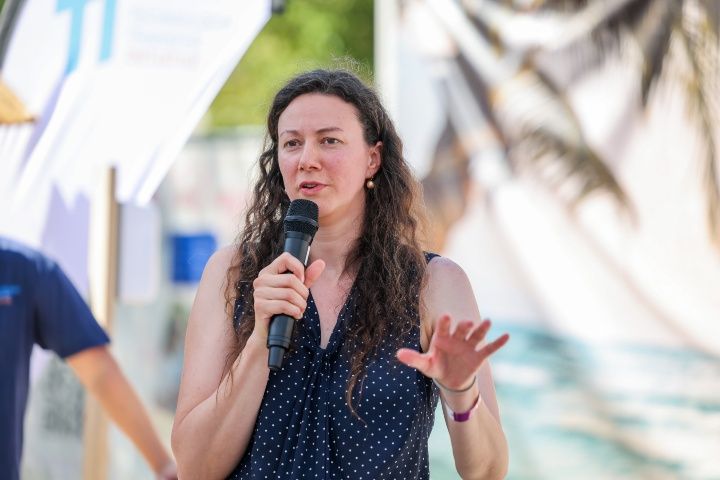 Netzwerken und Start-up-Talks mit den Füßen im Sand