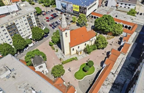 Megújult a Vámbéry tér