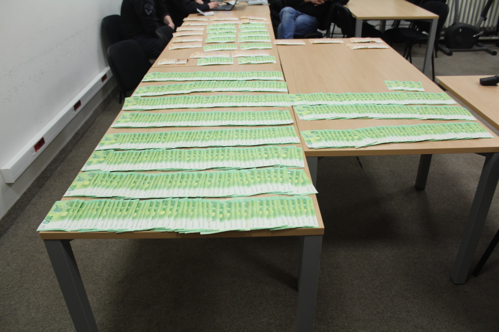 Pražští celníci objevili nepřiznaných 70.000 EUR v autě cizího státního příslušníka