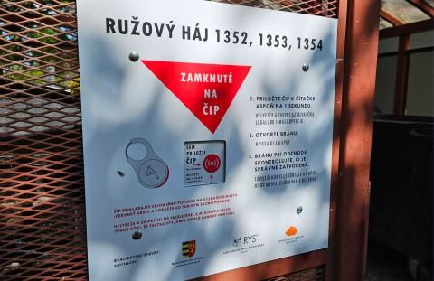 Rendeljen elektromágneses zárat a kukaketrecre