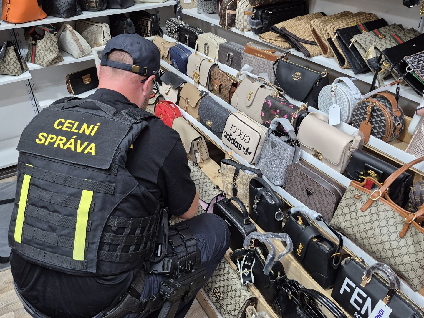 Celníci zasáhli na tržnici v Hatích