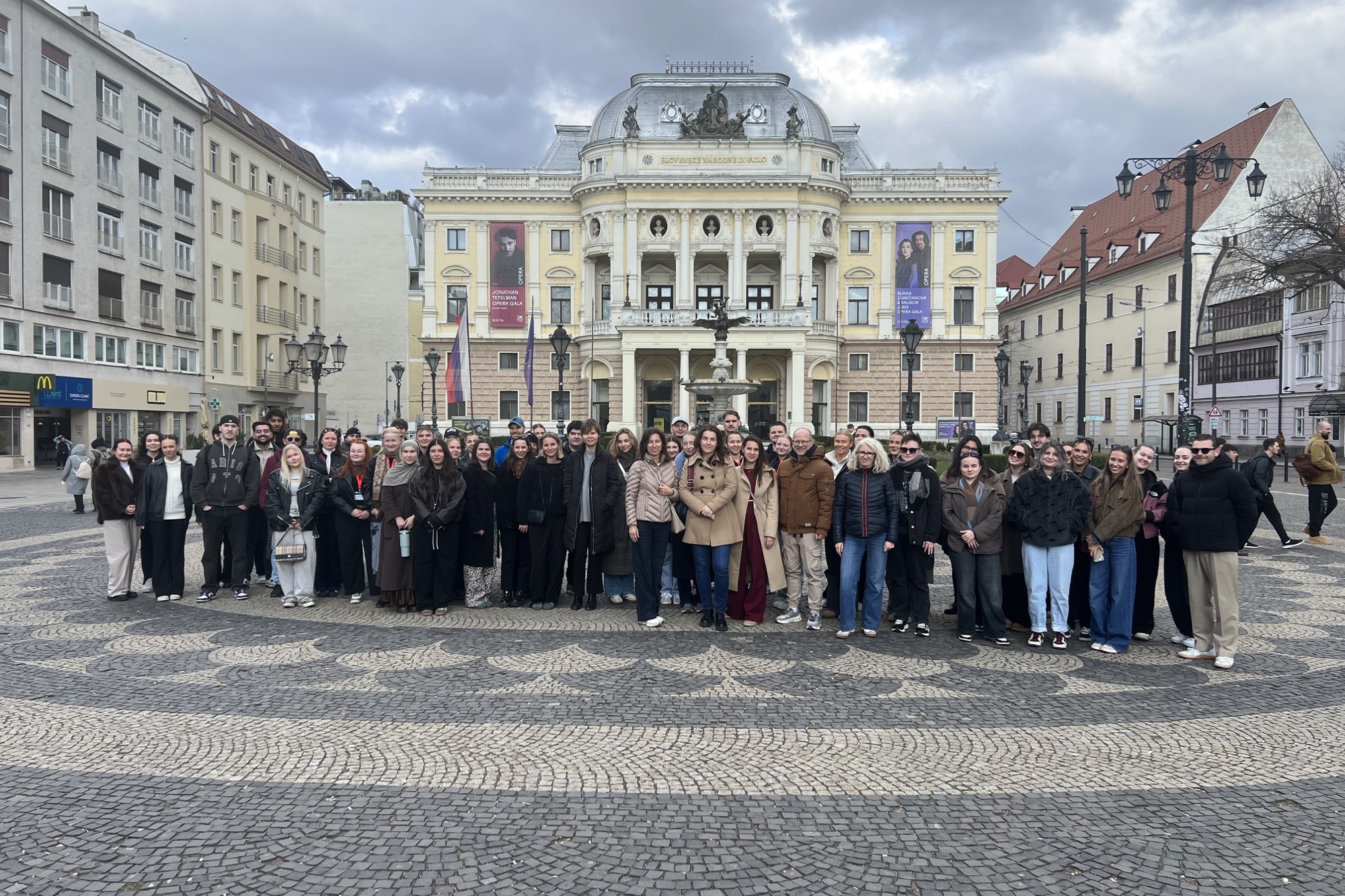 Študenti z viacerých krajín si na NHF EUBA vyskúšali riadenie virtuálneho podniku