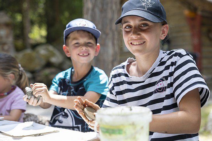 Gelungenes Familienfest im Ötzi-Dorf & Greifvogelpark Umhausen