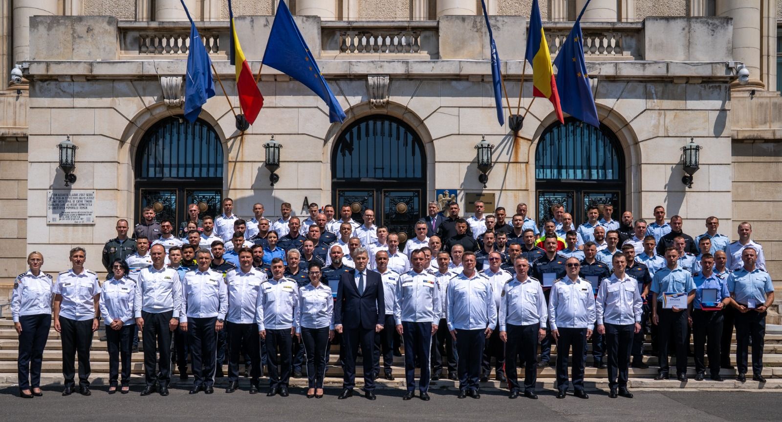 Ministerul Afacerilor Interne a marcat Ziua Drapelului Național prin recunoașterea meritelor angajaților săi