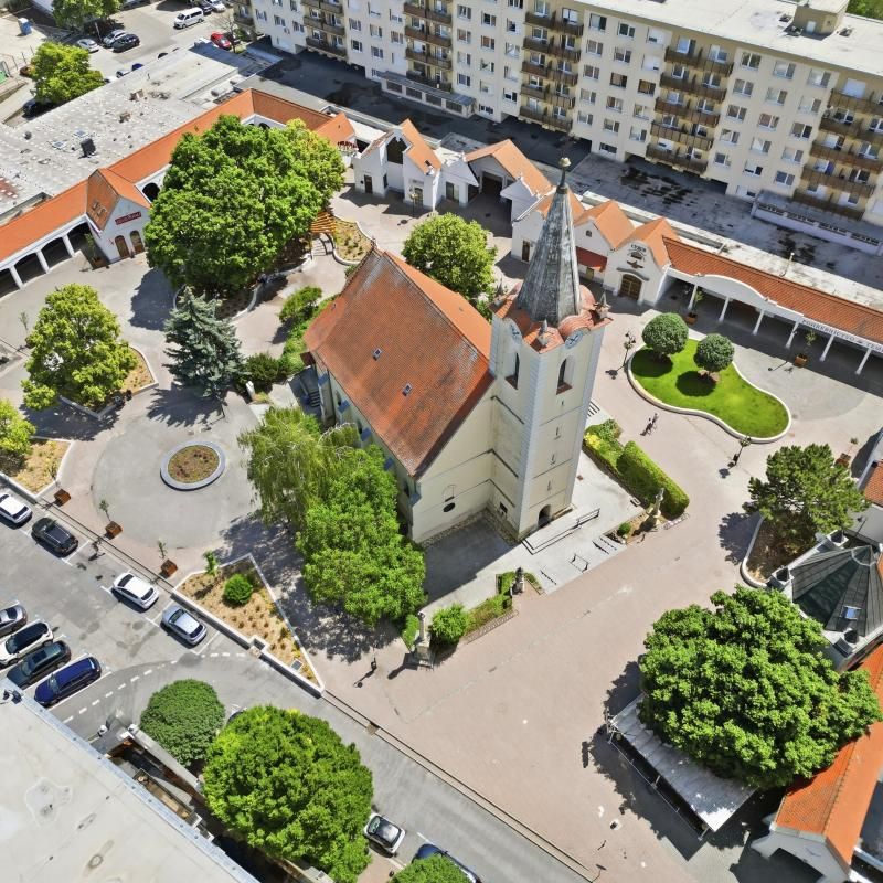 Megújult a Vámbéry tér