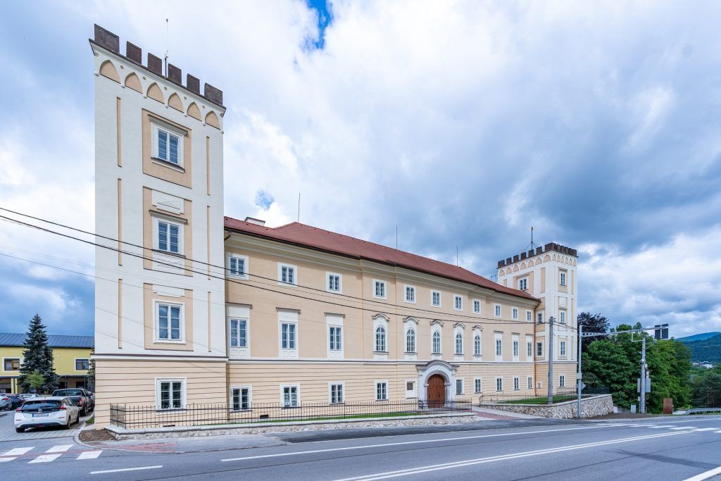 ZREKONŠTRUOVANÝ ŽIARSKY KAŠTIEĽ OBNOVUJE PREHLIADKY