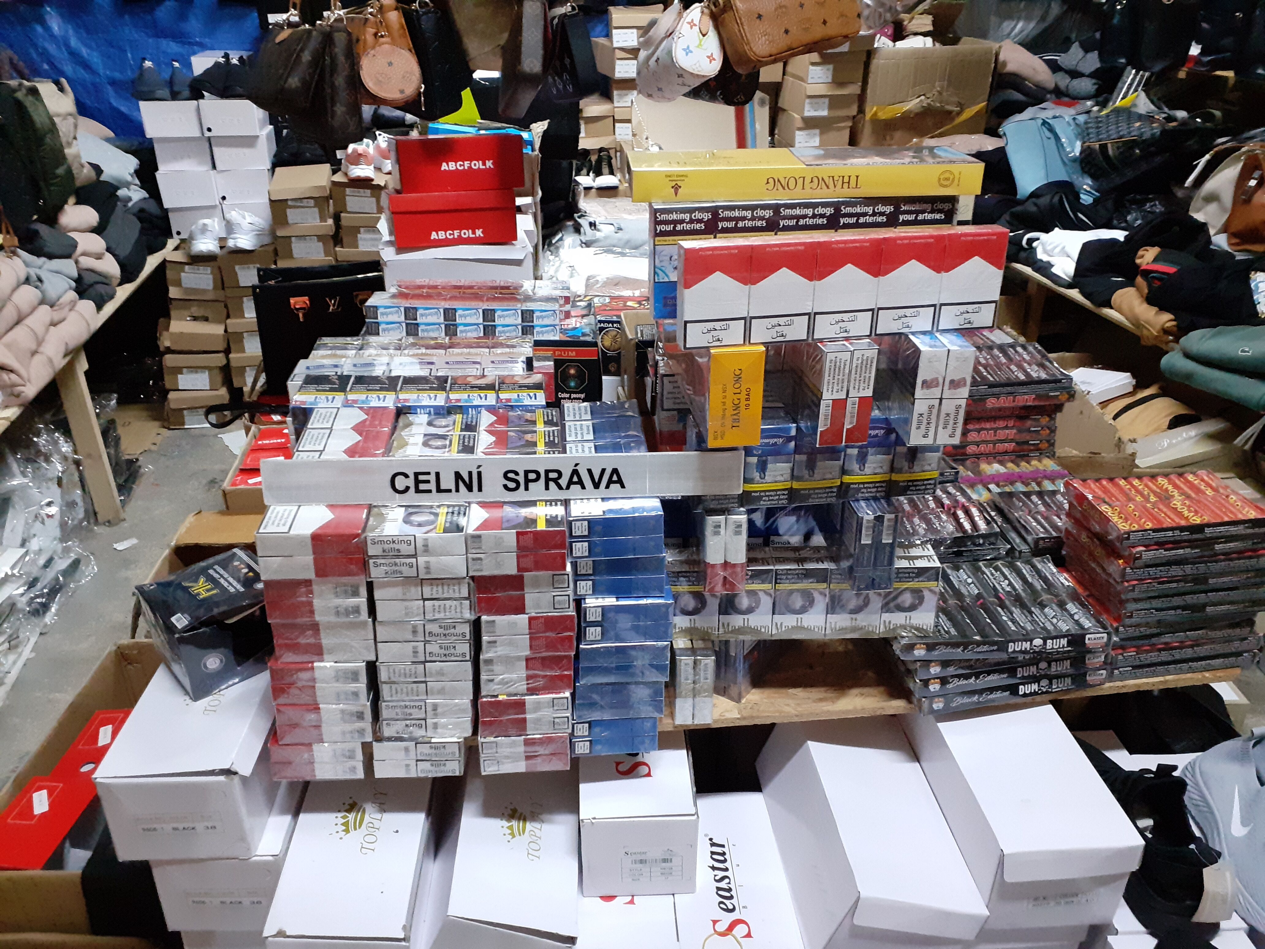 Napodobeniny zboží i neznačené cigarety v celkové hodnotě převyšující 70 milionů korun