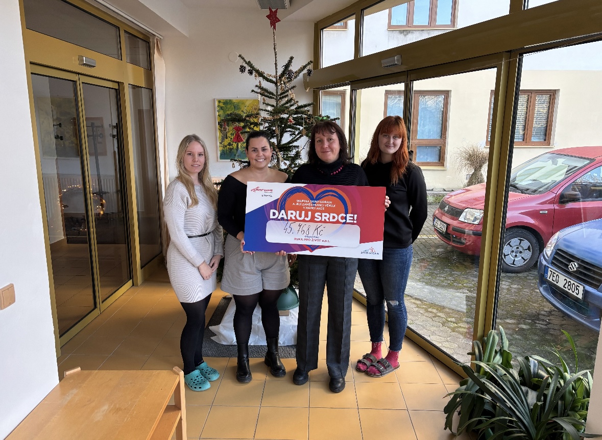 SKUPINA SAINT-GOBAIN A JEJÍ ZAMĚSTNANCI SPOJILI SÍLY A VYBRALI PŘES PŮL MILIONU KORUN