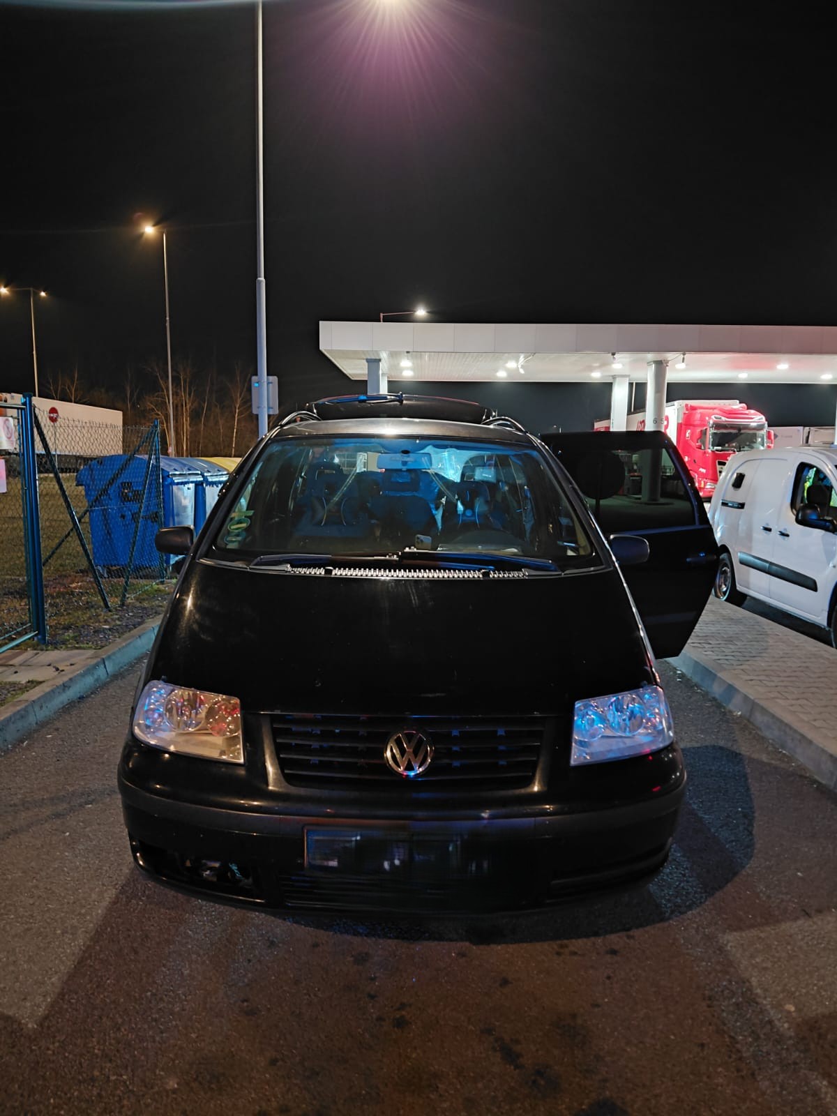 Středočeští celníci na D1 zastavili pašeráky, úkryty odhalila fena Bára