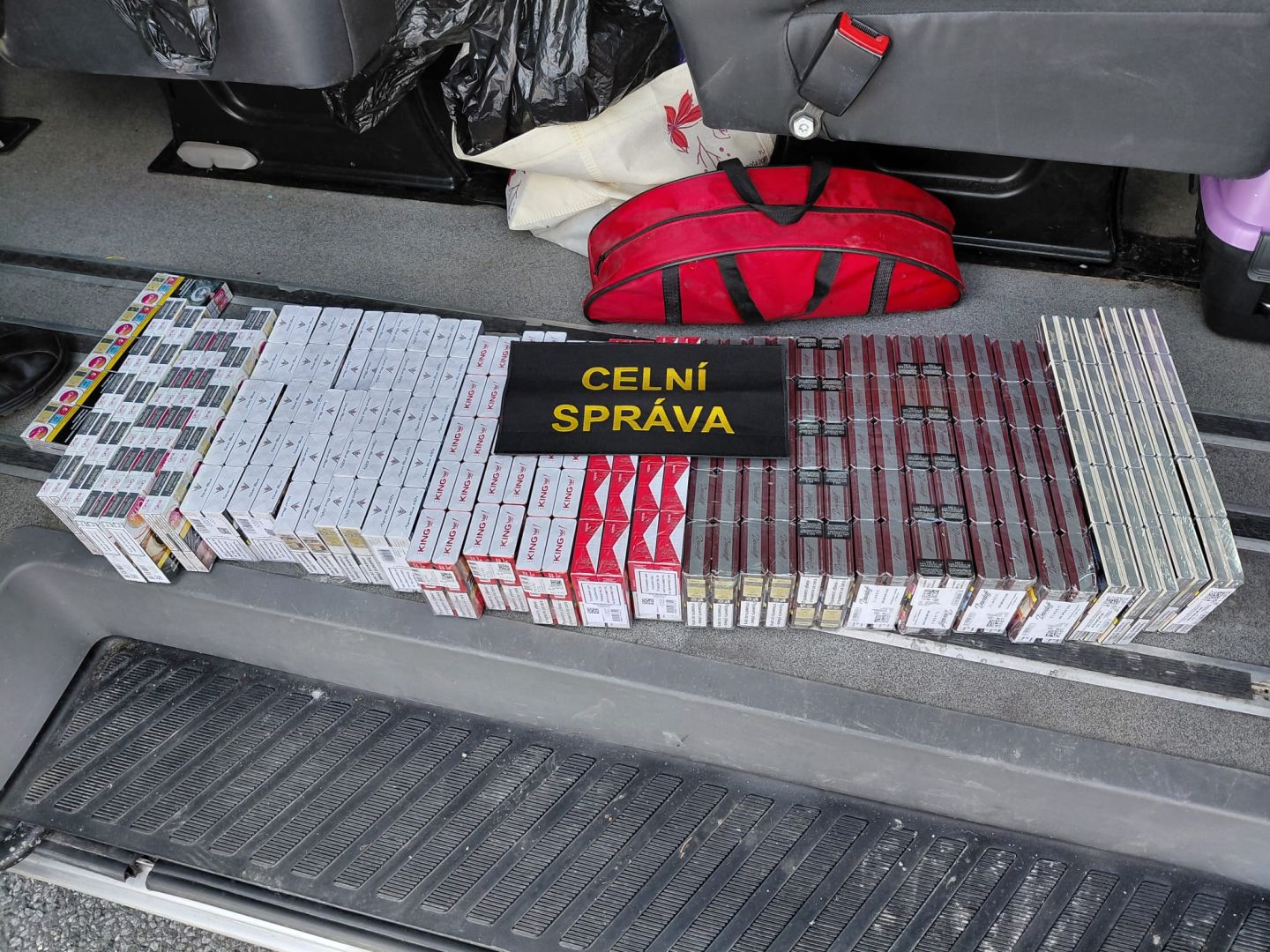 Stejný trik, stejná auta – středočeští celníci odhalili čtyři bulharské dodávky s pašovanými cigaretami