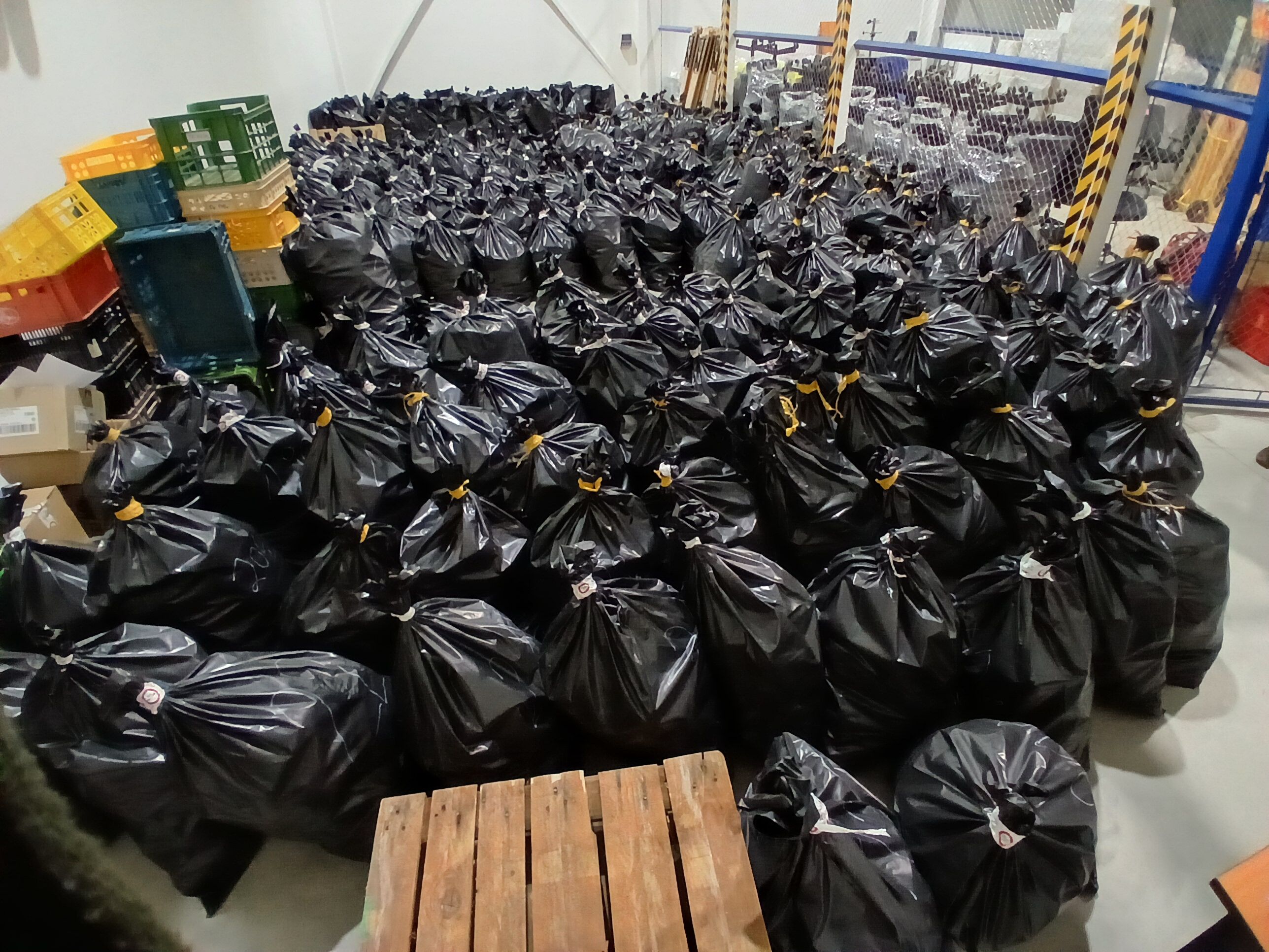 Napodobeniny zboží i neznačené cigarety v celkové hodnotě převyšující 70 milionů korun