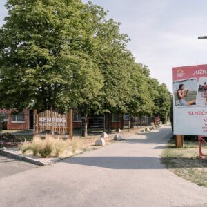 K plotu okolo bungalovov na Slnečných jazerách