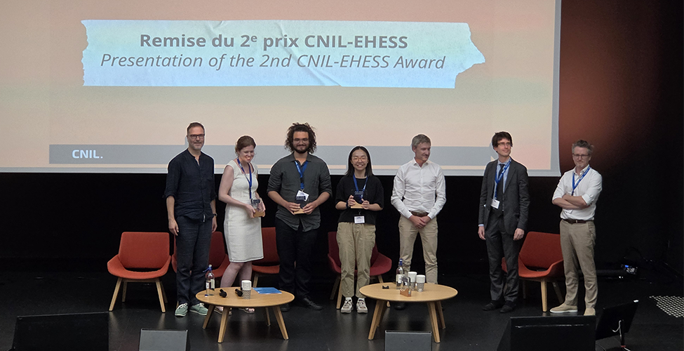 Quatre auteurs reçoivent le deuxième prix CNIL/EHESS pour leur recherche sur la réception du règlement IA par les citoyens européens
