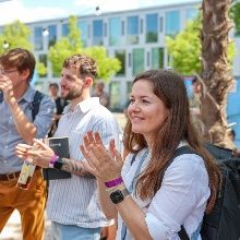 Netzwerken und Start-up-Talks mit den Füßen im Sand