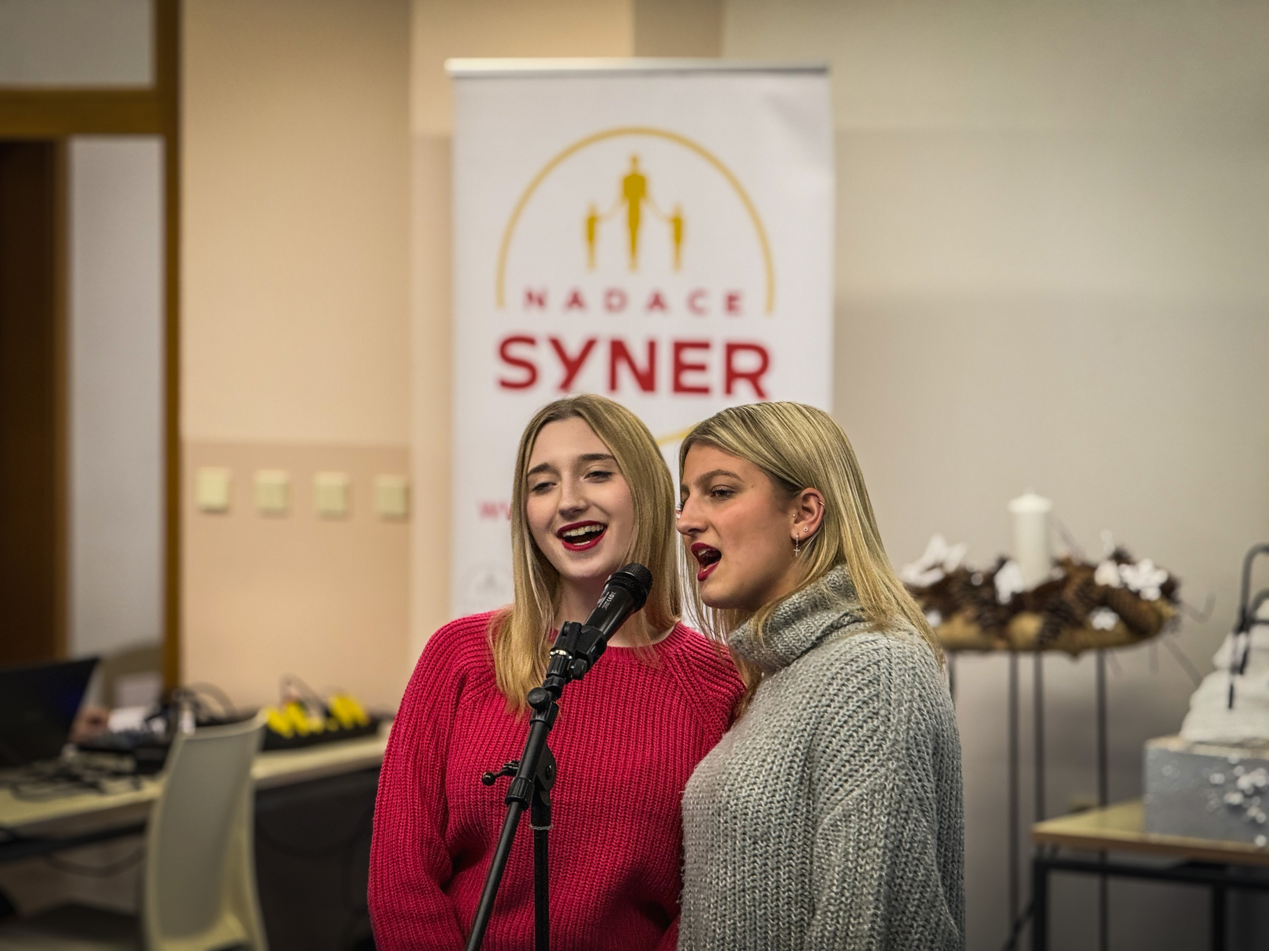 Předvánoční besídka na SOŠ Jablonecká ukázala talent, nápaditost a obrovskou energii studentů. Nadace SYNER je dlouholetým partnerem