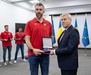 Campionii voleiului masculin, recompensați de ministrul Afacerilor Interne Cătălin Predoiu