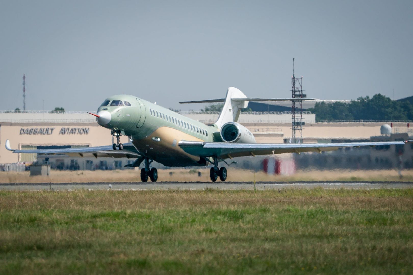 Le Falcon 10X réalise son premier vol