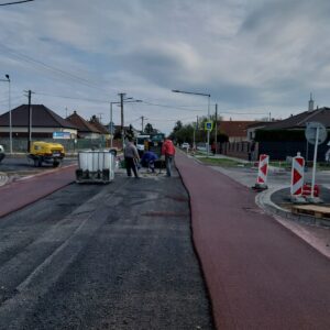 Asfaltovanie vozovky na Svätoplukovej pokračuje