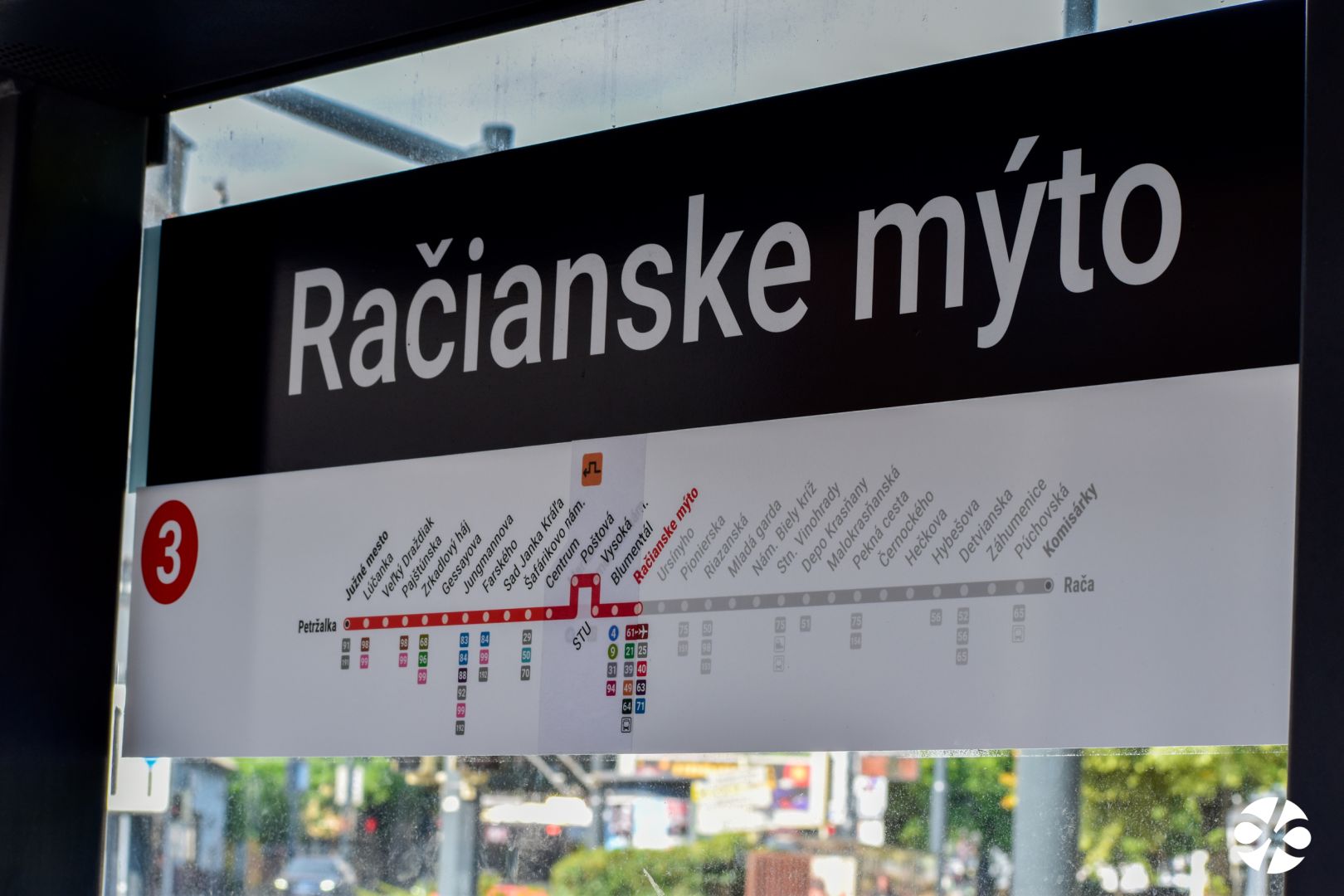 DPB cez leto zlepšuje orientáciu cestujúcich: nové farebné tabule, schéma ako v metre aj navigácia pri výlukách
