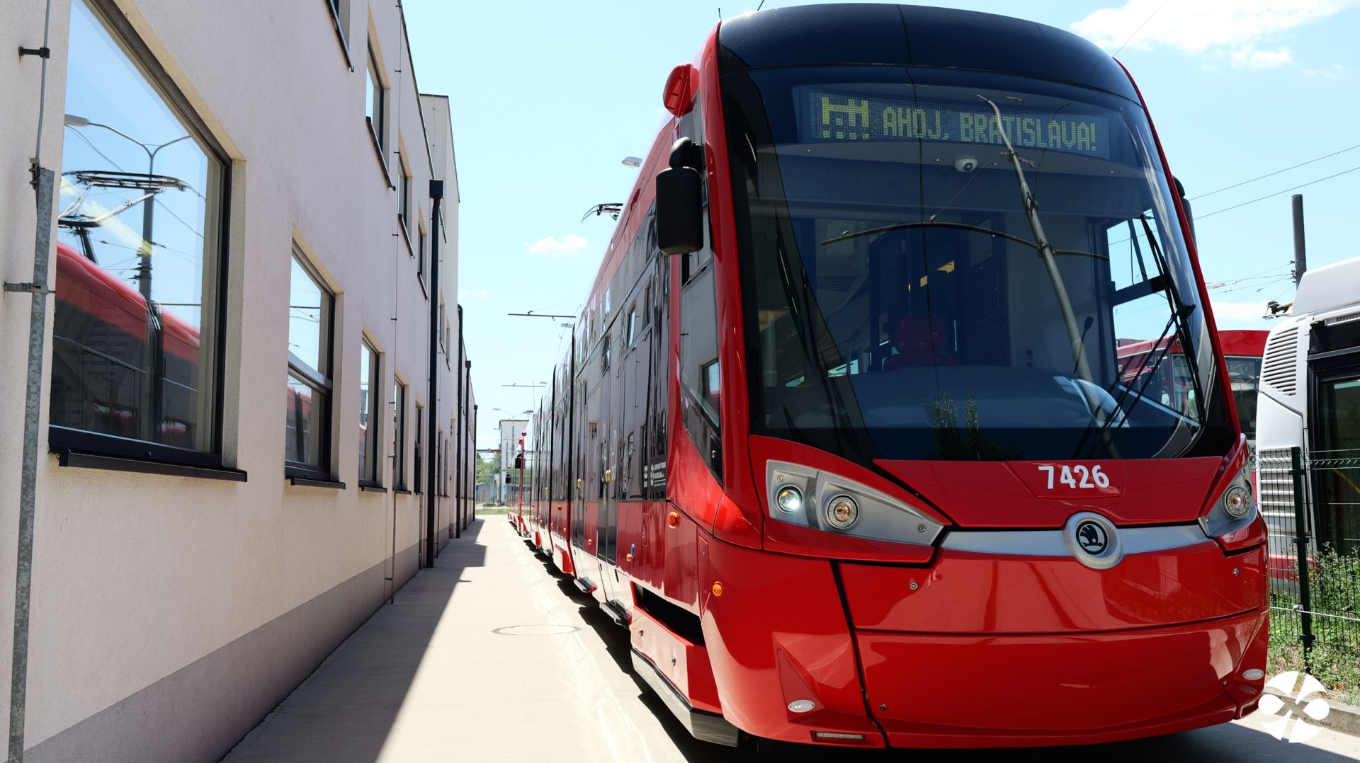 Cestujúcich v Bratislave vozí prvá nízkopodlažná električka po veľkej oprave. Je na nerozoznanie od nového vozidla
