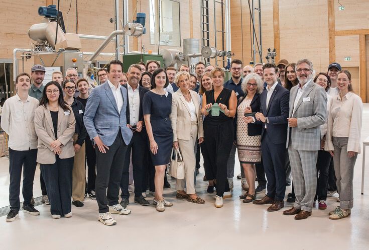 Von der smarten Jacke bis zur Pilz-Entfärbung: Ministerin Mona Neubaur besucht Textilfabrik 7.0