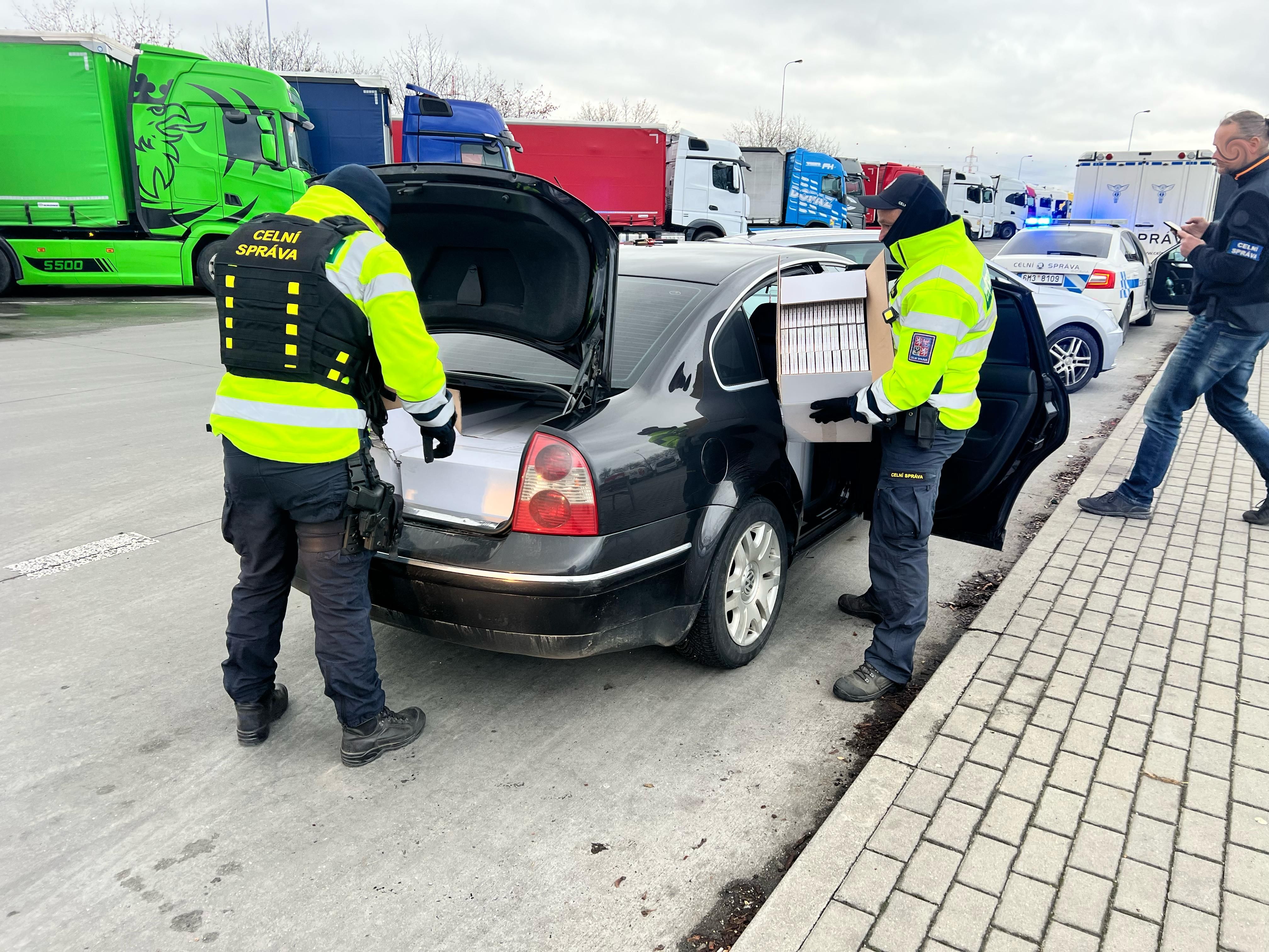 Cizinec pašoval 120 tisíc cigaret, celníci jej doprovodili do cely předběžného zadržení