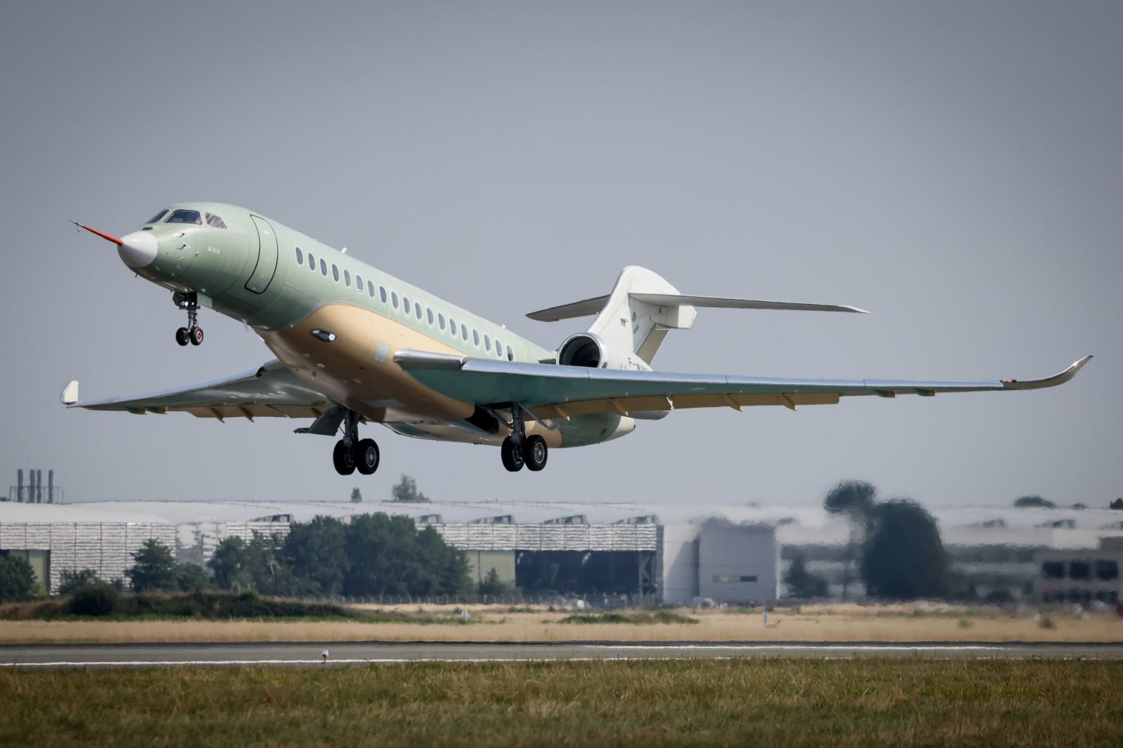 Le Falcon 10X réalise son premier vol