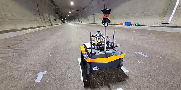 Spürroboter auf vier Beinen für sichere Feuerwehreinsätze