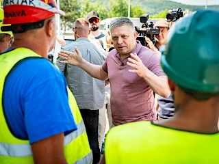 Robert Fico o ľuďoch pracujúcich vo vysokých teplotách: Robiť v týchto podmienkach je niekedy na hranici hrdinstva