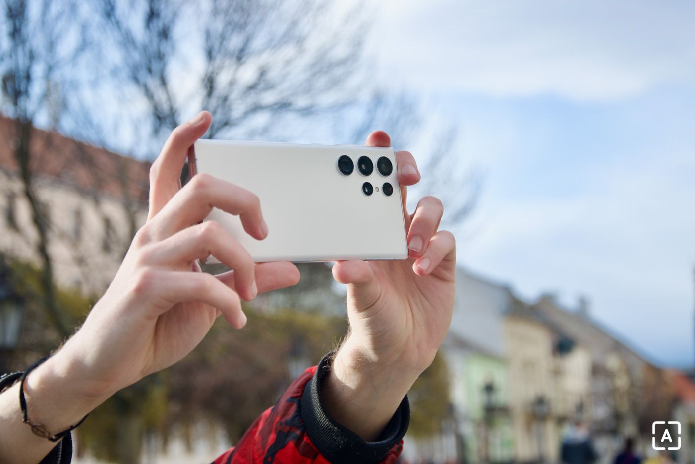 Samsungu brzdí výkon smartfónov Galaxy S22. Hrozí mu pokuta