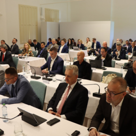 Krajskí poslanci rokovali v Senici o ďalších investíciách do regiónu