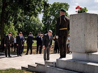 R. Fico: Vojenské cintoríny nemôžu byť len mauzóleami, ale živou pripomienkou slobody