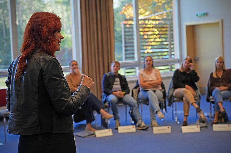 Pflege und Organisation Hand in Hand