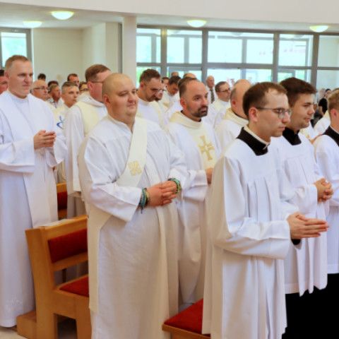 Novokňaz Jakub Jurkovič slávil v Senici primičnú svätú omšu