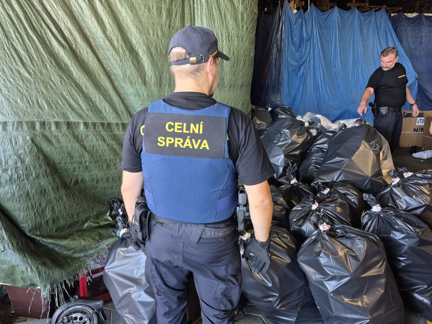 Celníci zasáhli na tržnici v Hatích