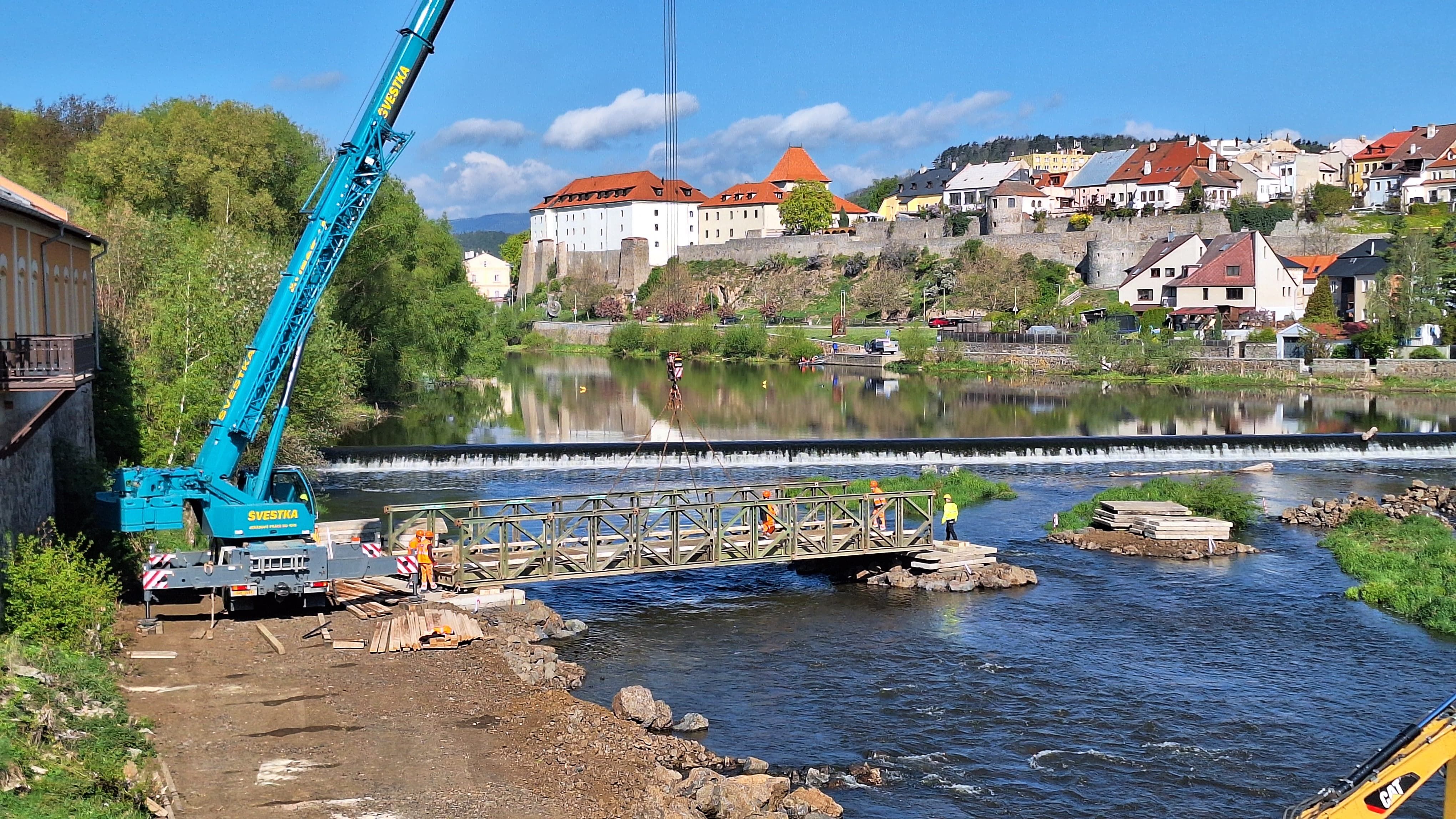 U dolního jezu v Kadani osazujeme mostní provizorium