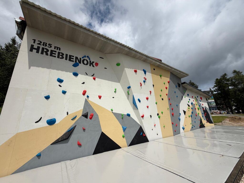 Vysoké Tatry rozširujú letnú ponuku: Na Hrebienku vyrástla boulderingová stena
