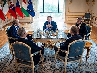 "V4 JE OPÄŤ ŽIVÁ" - predsedovia vlád krajín V4 rokovali na Bratislavskom hrade aj s írskym premiérom